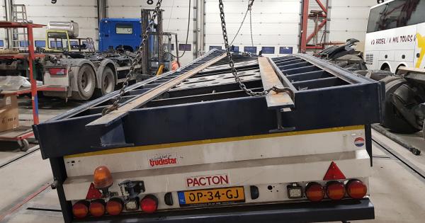 Richten van van Hool stenentrailer